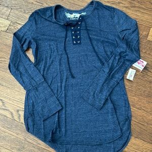 So Nikki long sleeve Henley style